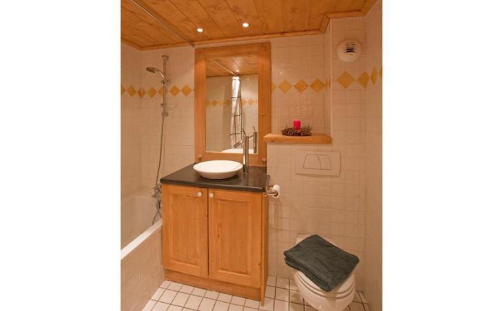 Chalet d'Or, Chamonix, Bathroom